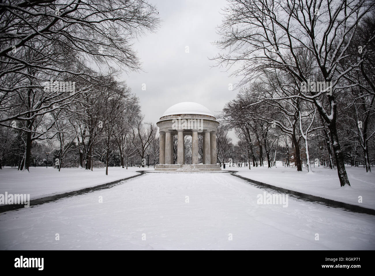 WASHINGTON, DC - das District of Columbia World war I Memorial in Washington DC, bedeckt mit Schnee. Das Hotel befindet sich an der National Mall in einer Gegend, die als Ash Woods bekannt ist, dem einzigen denkmalgeschützten Denkmal in der National Mall. Es ist den etwa 26.000 Washingtoniern gewidmet, die im Ersten Weltkrieg dienten, und wird manchmal auch als das DC war Memorial bezeichnet. Es ist nicht dasselbe wie ein nationales Denkmal für den Ersten Weltkrieg, das derzeit nicht existiert, aber von Unterstützern gedrängt wird. Das District of Columbia World war I Memorial, ein neoklassizistisches Denkmal, das den Bewohnern von Washington DC gewidmet ist Stockfoto