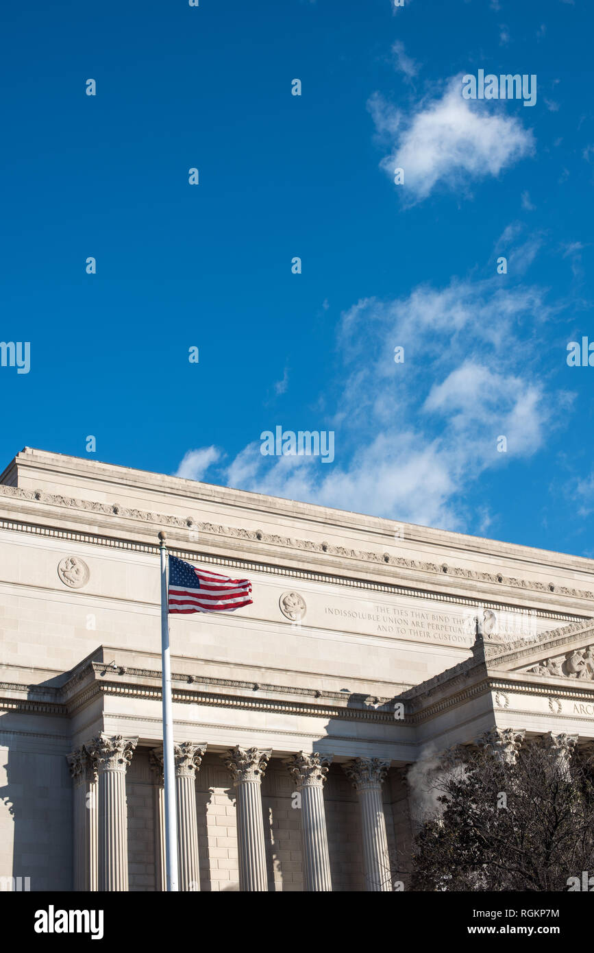 WASHINGTON DC, Vereinigte Staaten - die große Struktur des National Archives Gebäudes steht im Herzen von Washington DC. Dieses monumentale Bauwerk aus den 1930er Jahren beherbergt die wichtigsten historischen Dokumente der USA – die Unabhängigkeitserklärung der USA Die Verfassung und die Bill of Rights, zusammen bekannt als die Charta der Freiheit. Stockfoto