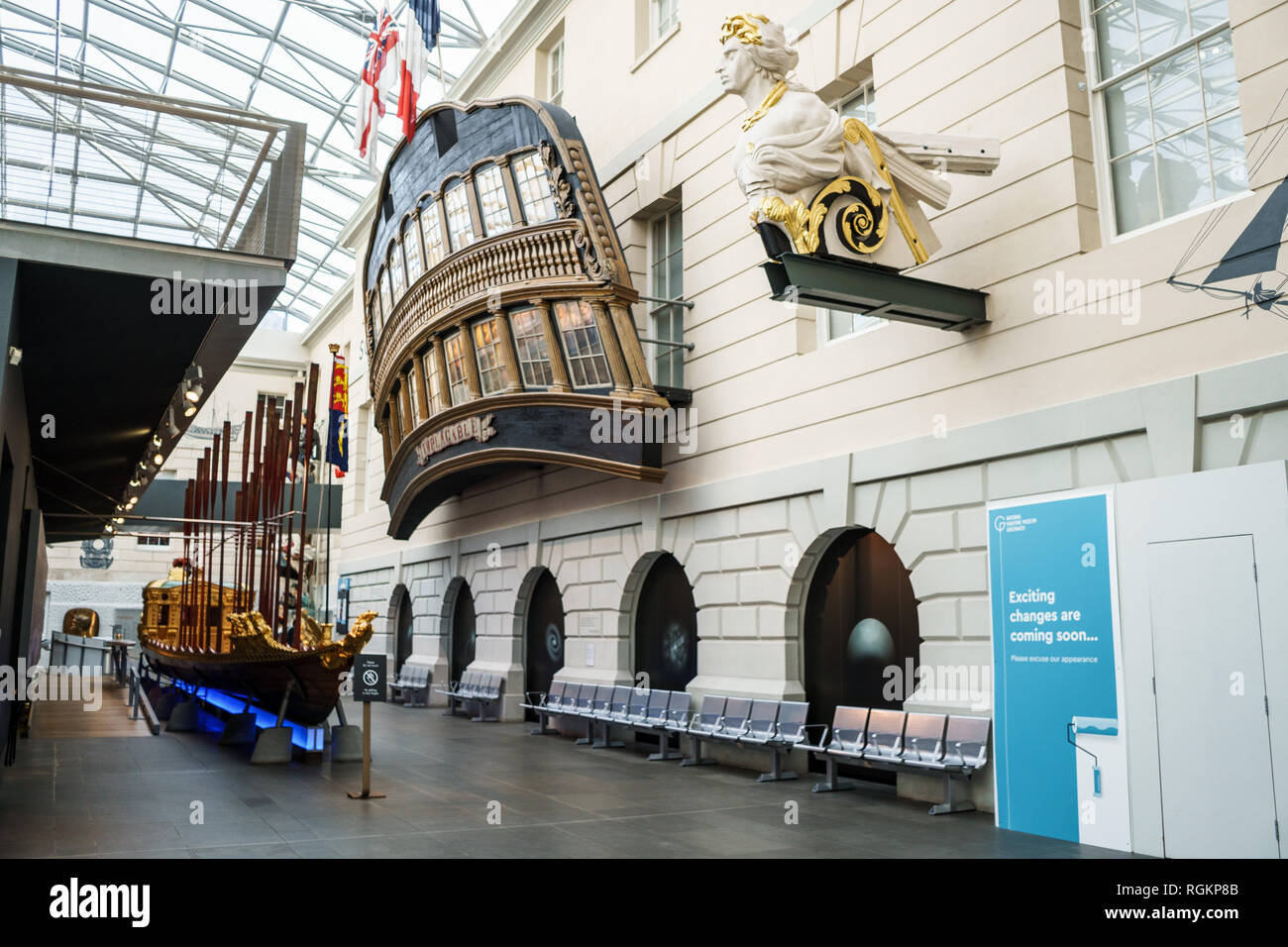 GREENWICH, Großbritannien - das National Maritime Museum in Greenwich, London, ist Teil des Netzwerks der Royal Museums Greenwich, das das Maritime Greenwich World Heritage Site bildet. Sie konzentriert sich auf Großbritanniens reiches Erbe in der Seefahrtsgeschichte und -Navigation. Es liegt am Ufer der Themse und in der Nähe des Royal Observatory (Basis des Prime Meridian und Greenwich Mean Time). Stockfoto