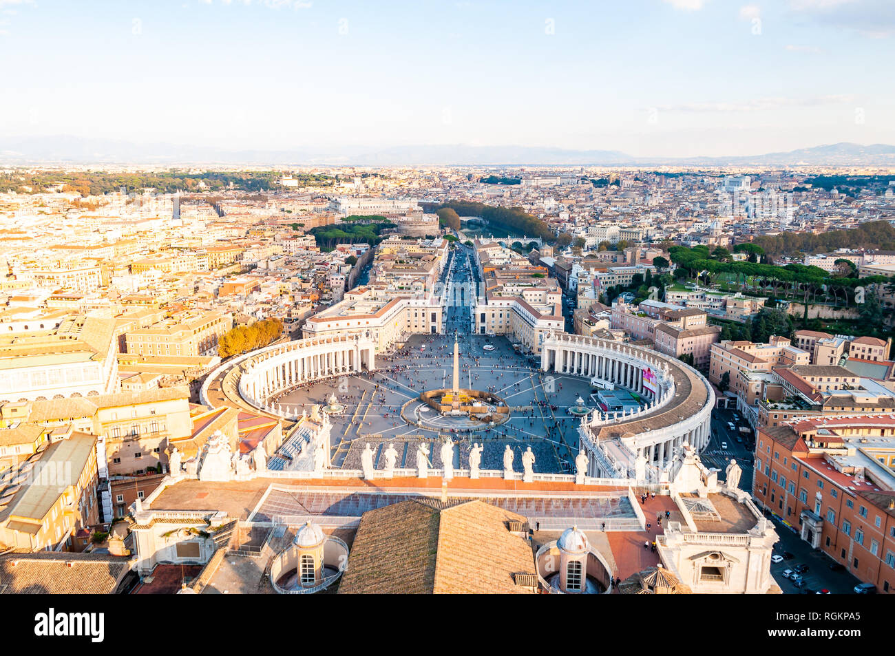 Vatikan, Rom, Italien, 16. November 2018: Blick von oben auf die berühmten St. Petersplatz Piazza San Pietro ist ein großer Platz, der direkt in der Fro Stockfoto