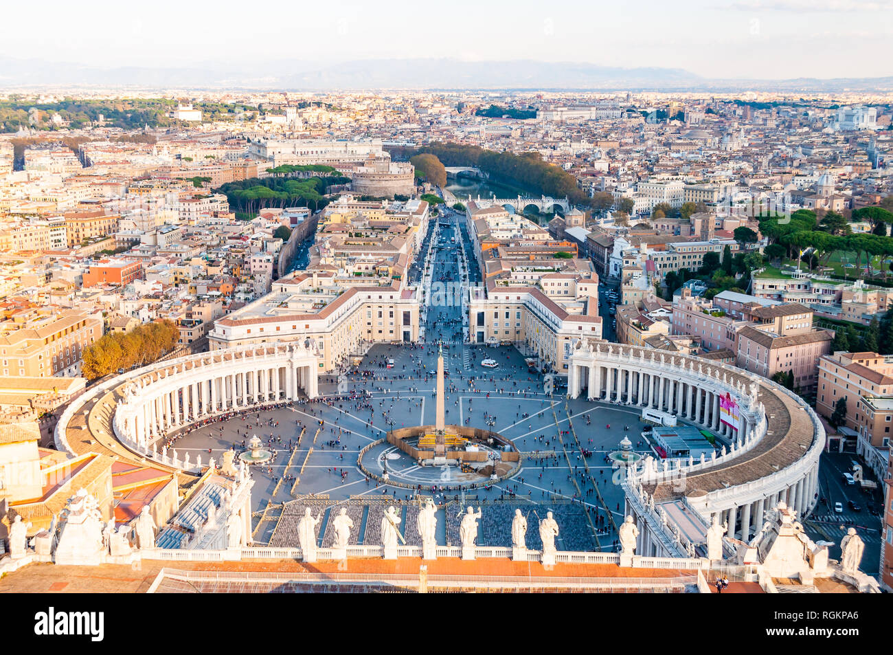 Vatikan, Rom, Italien, 16. November 2018: Blick von oben auf die berühmten St. Petersplatz Piazza San Pietro ist ein großer Platz, der direkt in der Fro Stockfoto