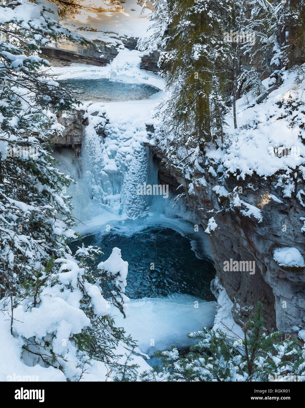 Schöne gefrorene Wasserfälle sind eine Attraktion für Besucher zum Johnston Canyon im Banff National Park in der Nähe von Lake Louise, Alberta, Kanada. Stockfoto