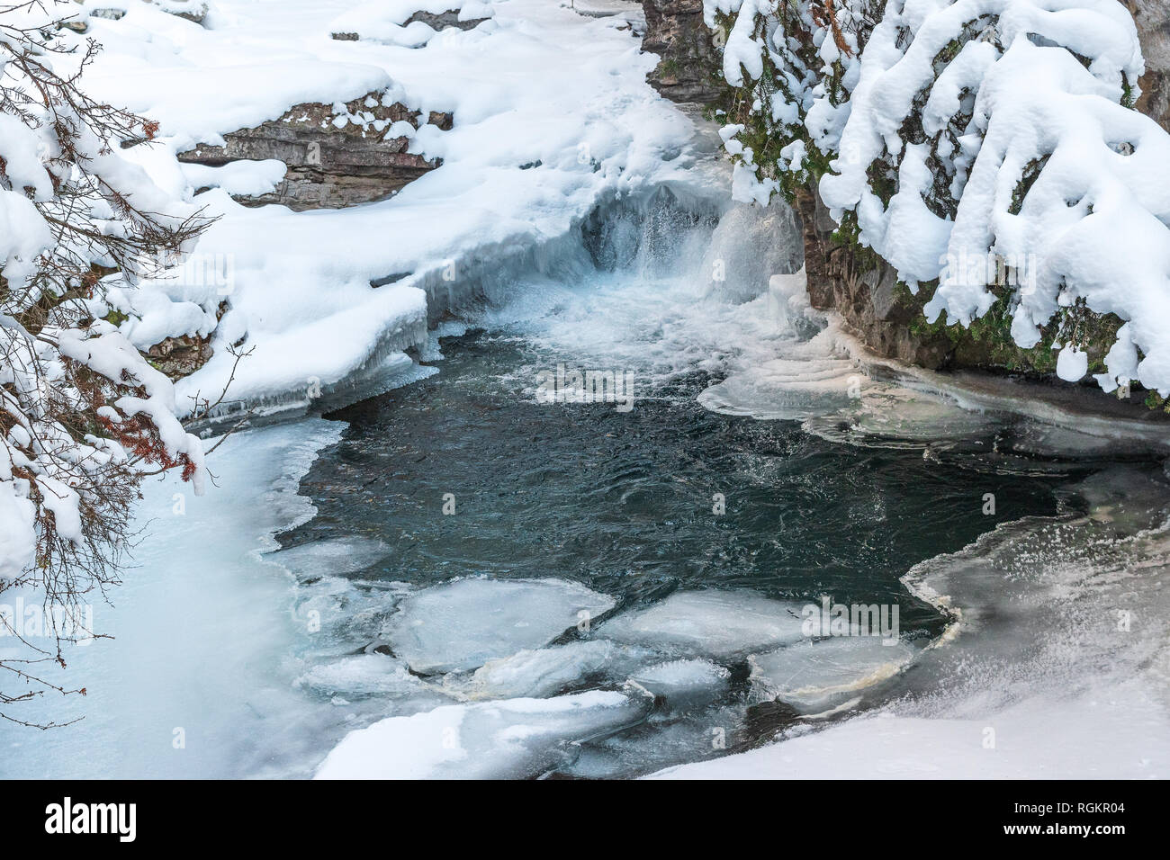 Schöne gefrorene Wasserfälle sind eine Attraktion für Besucher zum Johnston Canyon im Banff National Park in der Nähe von Lake Louise, Alberta, Kanada. Stockfoto