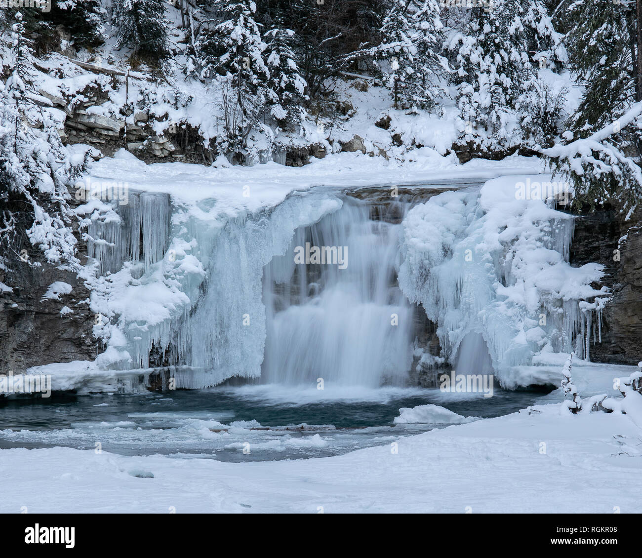 Mehrere schöne gefrorene Wasserfälle erwarten Winter Besucher zum Johnston Canyon im Banff National Park in der Nähe von Lake Louise, Alberta, Kanada. Stockfoto