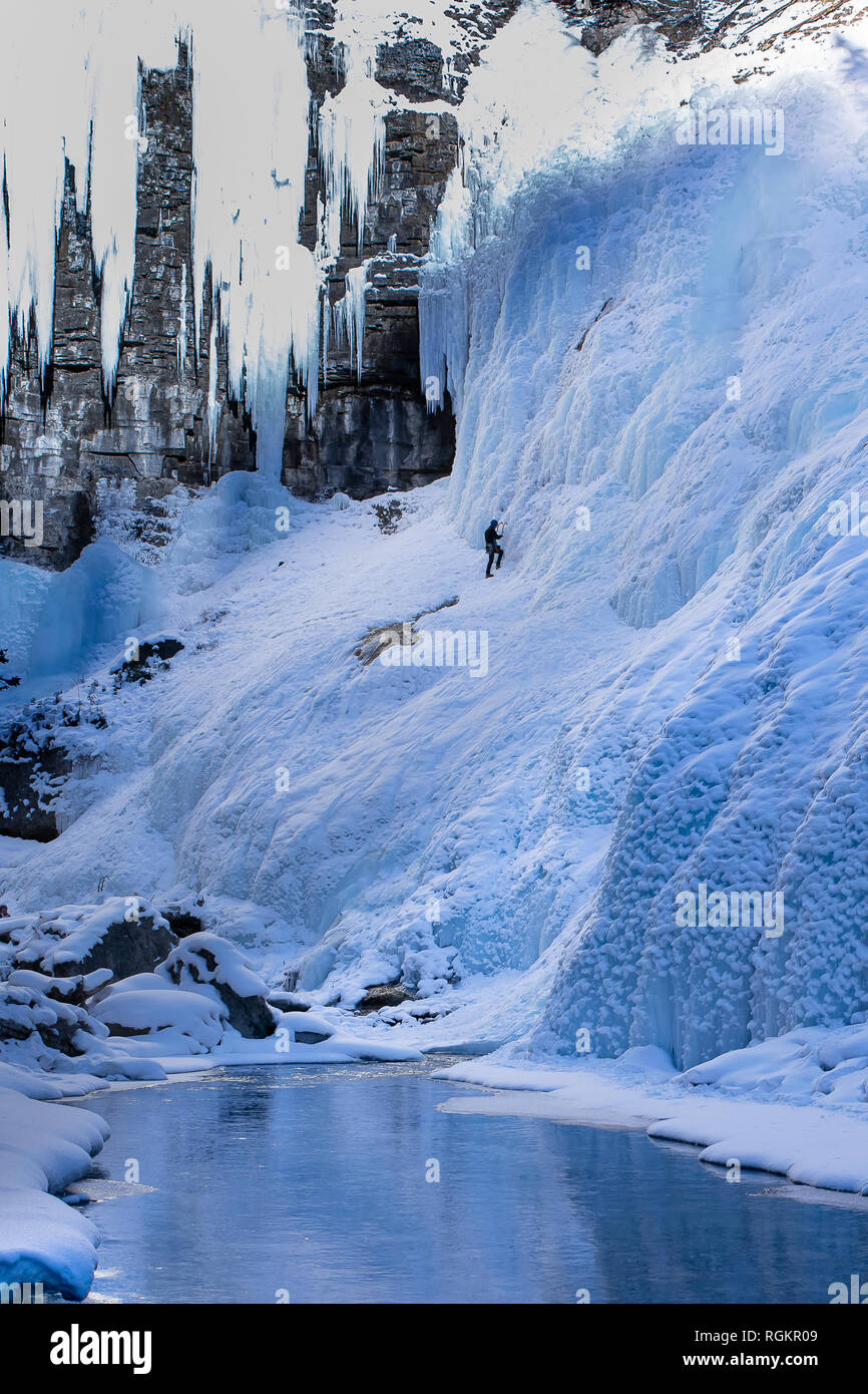 Eis Wandern und Klettern sind beliebte Aktivitäten für Winter Besucher zum Johnston Canyon im Banff Nationalpark in den Kanadischen Rocky Mountains von Alberta. Stockfoto