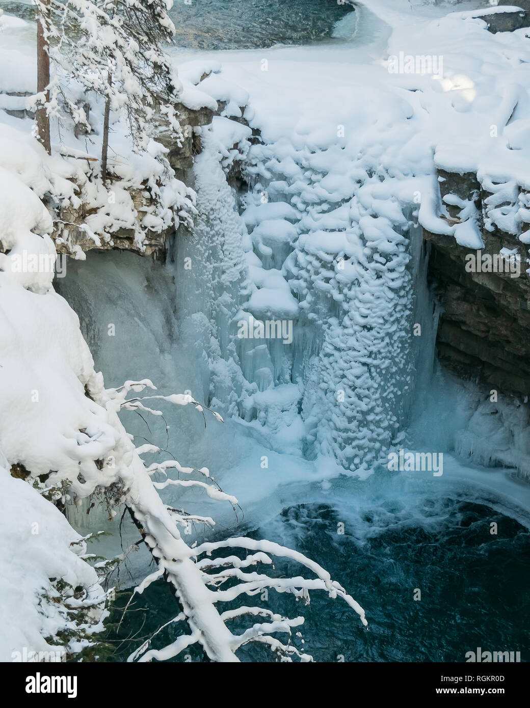 Eine schöne gefrorenen Wasserfall erzeugt eine eisige winterliche Szene in der Johnston Canyon in den kanadischen Rockies Banff National Park in der Provinz Alberta Stockfoto