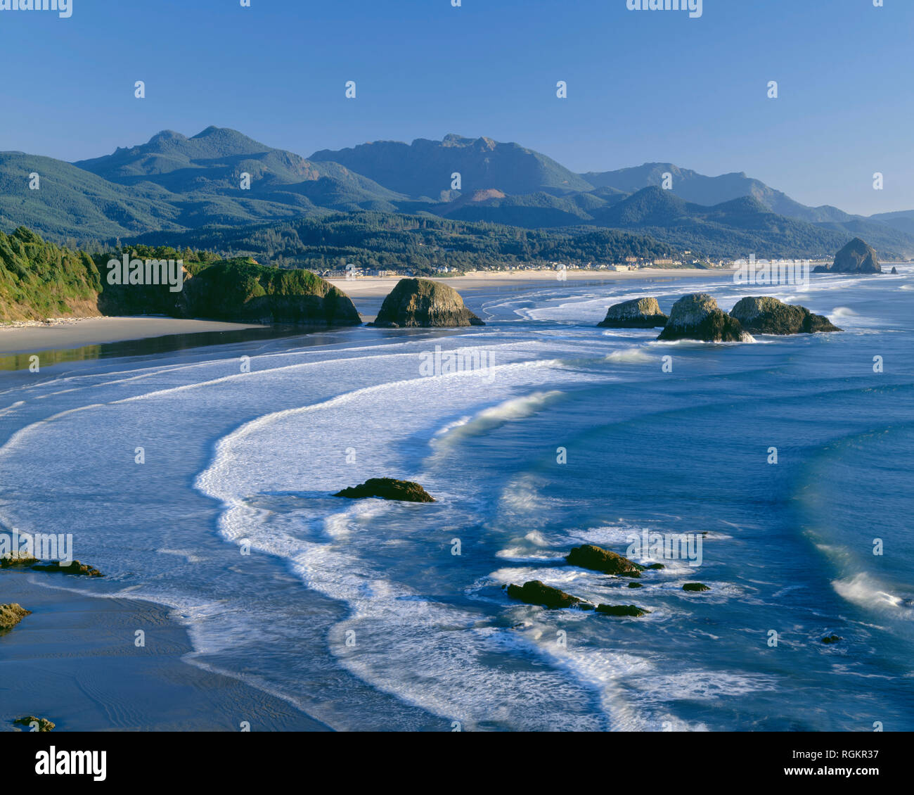 USA, Oregon, Ecola State Park, Wellen und Meer stapeln, in der Nähe von Chapman und fernen Stadt Cannon Beach, südlich von ecola Punkt. Stockfoto
