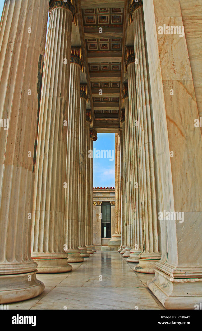 Eingangsportal der Akademie der Künste in Athen, Griechenland Stockfoto