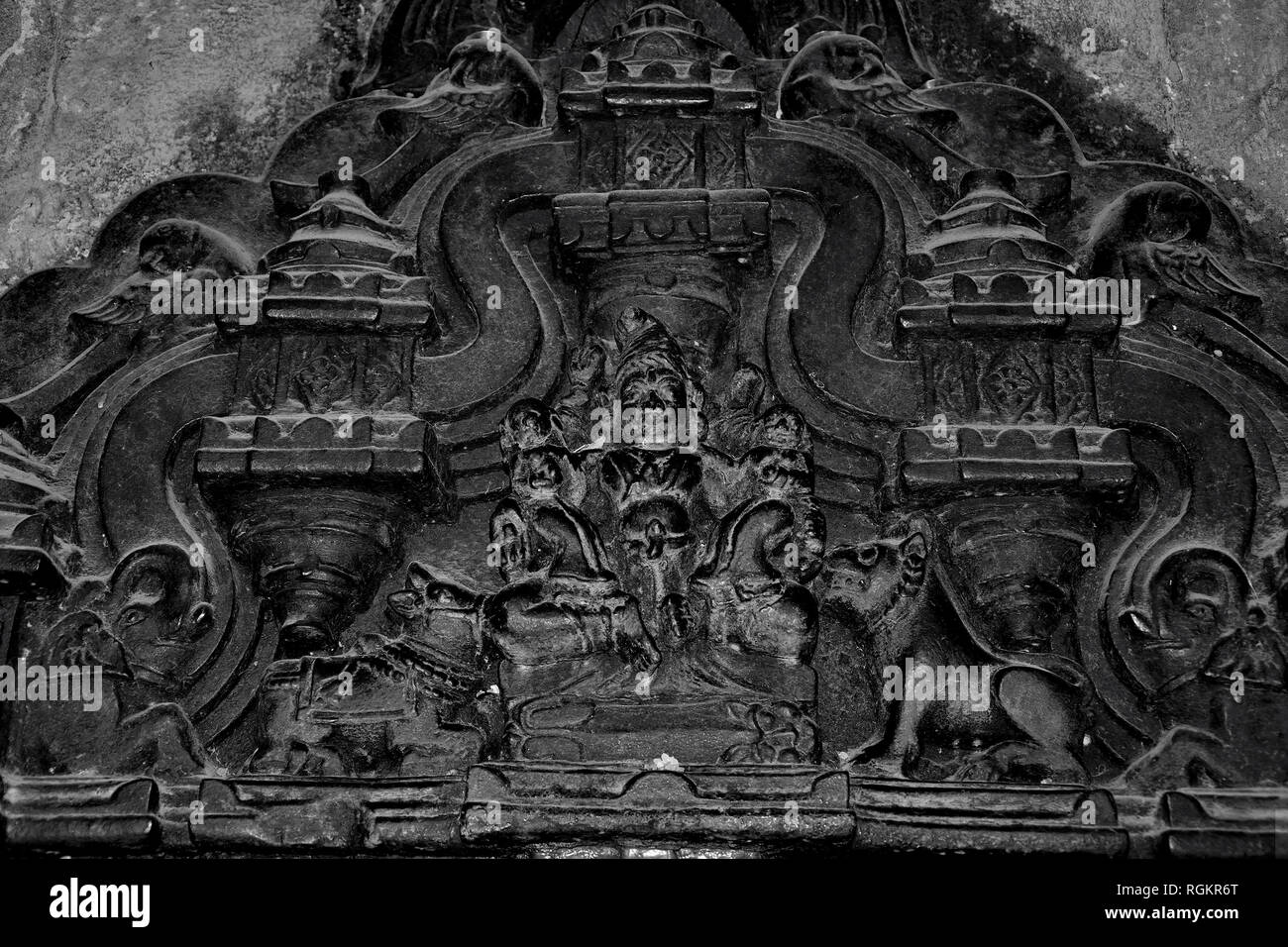 Geschnitzte götzen an der Außenwand des Trishunda Ganapati Tempel, Pune, Maharashtra, Indien Stockfoto