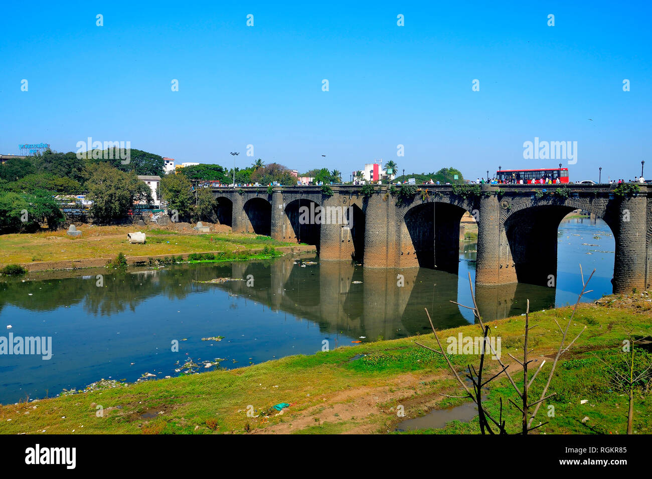 Nava Pool (Brücke) auf Mula Fluss und vor Shaniwar Wada, Pune, Maharashtra, Indien Stockfoto