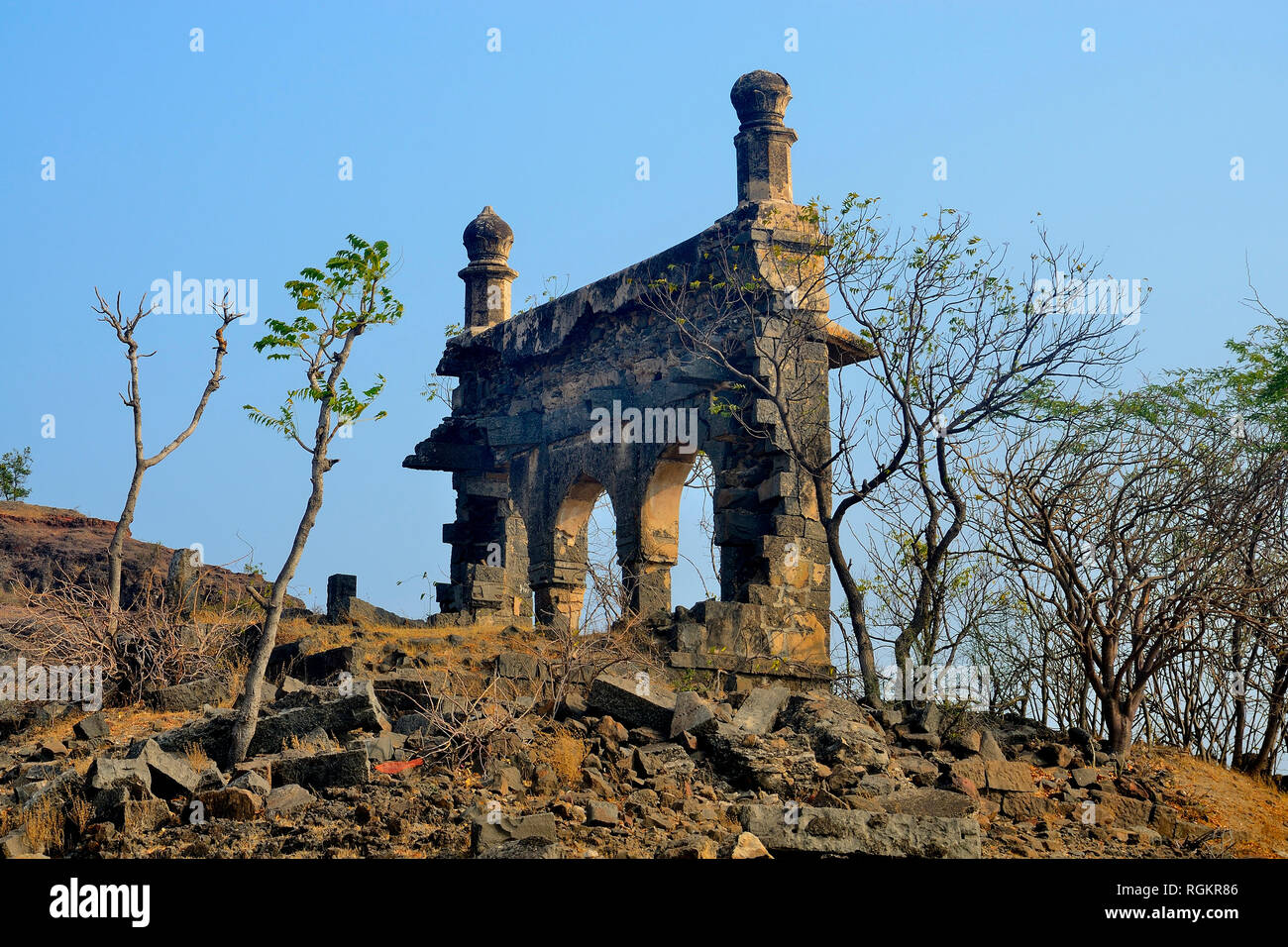 Ruinen der Befestigungsmauer von Daulat Mangal Fort, Yawat, in der Nähe von Pune, Maharashtra, Indien Stockfoto