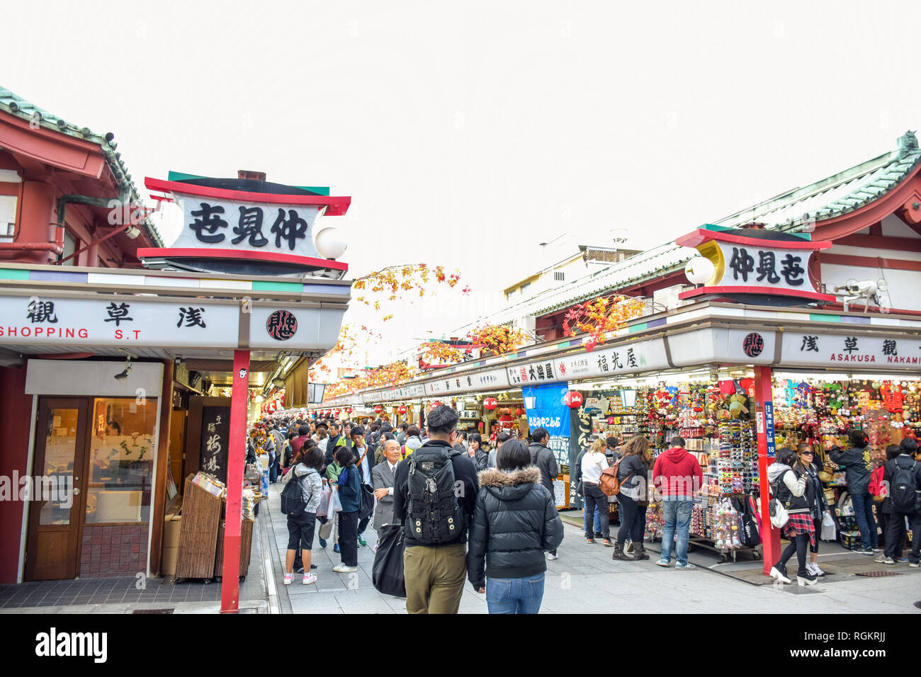 Die Menschen einkaufen in Nakamise-Einkaufsstraße, in Tokio am meisten besuchten touristischen Ziel an der Sensoji-tempel, Asakusa, Japan Stockfoto