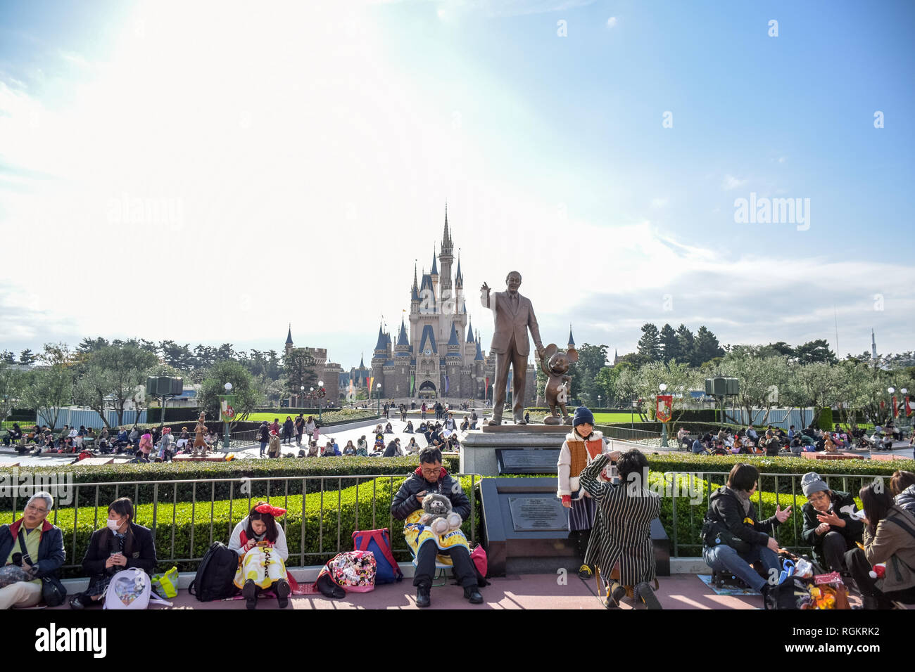 Touristen an der Vorderseite des schönen Cinderella Castle, das Symbol von Tokyo Disneyland in Tokio Disney Resort in Urayasu, Präfektur Chiba, Tokio, Japan Stockfoto
