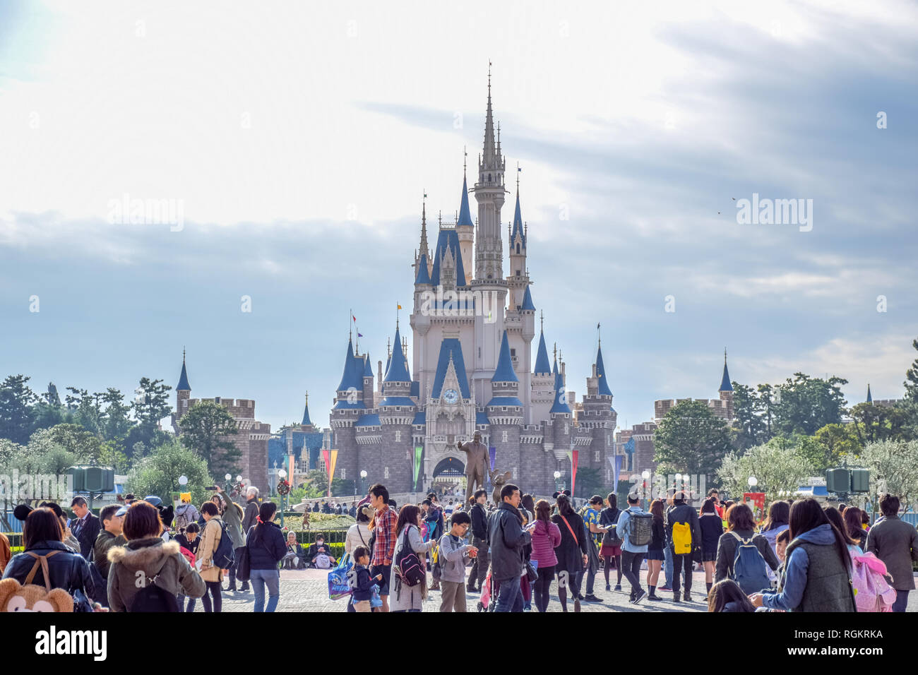 Touristen an der Vorderseite des schönen Cinderella Castle, das Symbol von Tokyo Disneyland in Tokio Disney Resort in Urayasu, Präfektur Chiba, Tokio, Japan Stockfoto