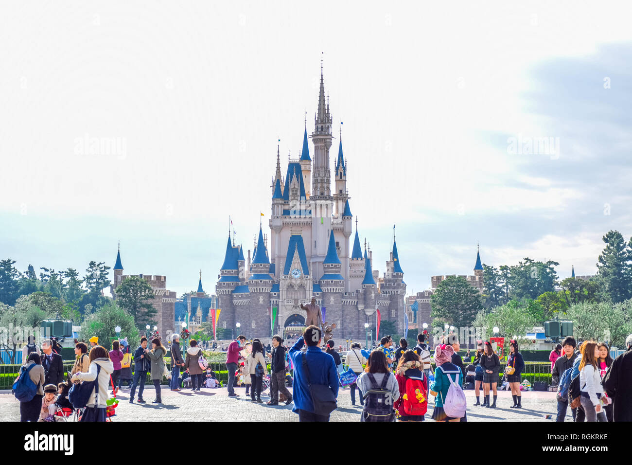 Touristen an der Vorderseite des schönen Cinderella Castle, das Symbol von Tokyo Disneyland in Tokio Disney Resort in Urayasu, Präfektur Chiba, Tokio, Japan Stockfoto