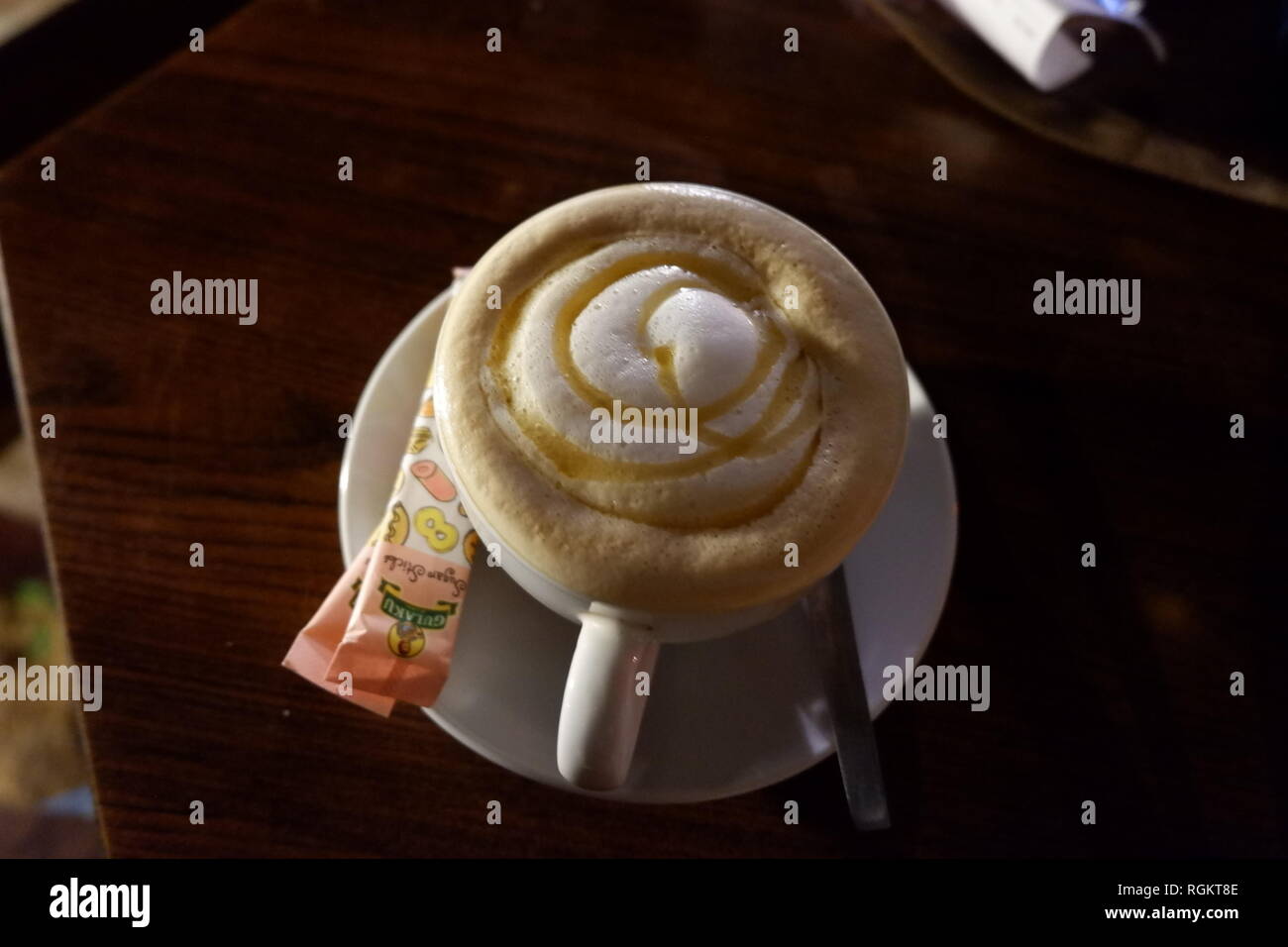 Ein heißer Kaffee mit zwei Zucker Stockfoto