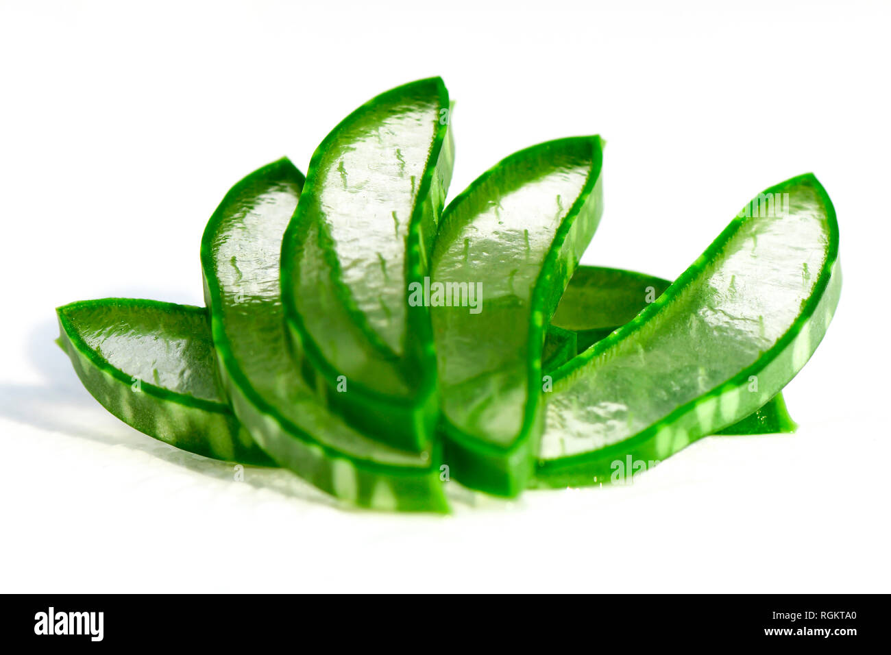 Schneiden Sie Aloe Vera Blätter zeigt transparentes Aloe-Vera-Gel im Inneren. Aloe Vera ist sehr nützlich, Kräutermedizin für Hautpflege und Haarpflege. Stockfoto