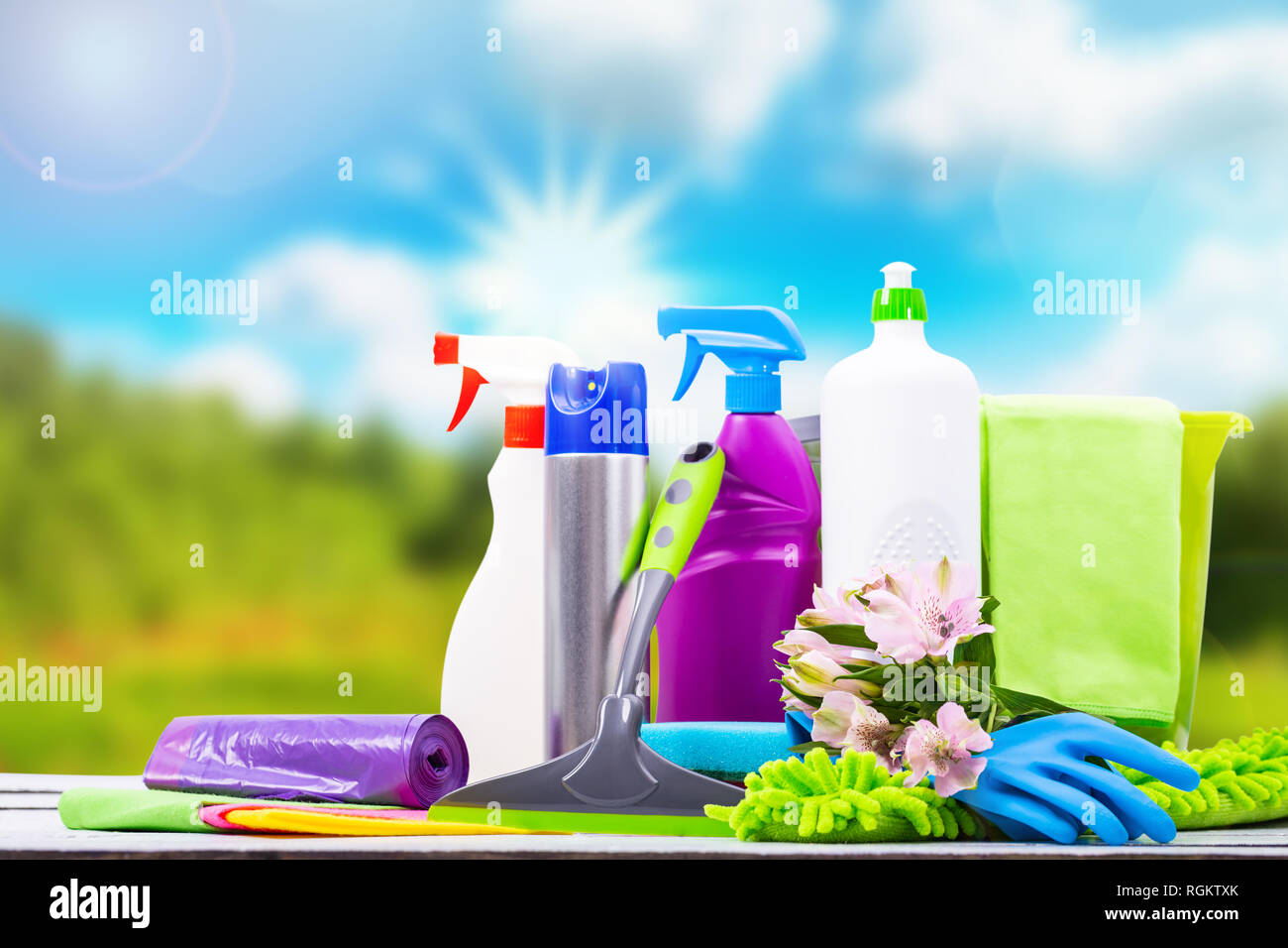 Reinigung Konzept der Reinigungsmittel benötigt, um die Reinigung zu Frühling. Reinigungsgeräte am Frühling Hintergrund. Stockfoto