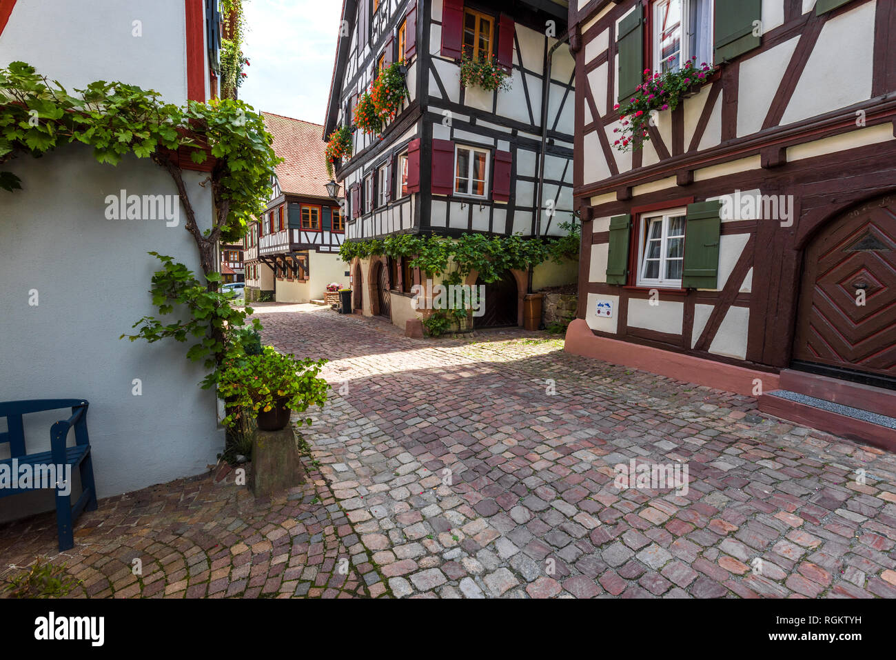 Malerische Gasse der Altstadt von Schiltach, Schwarzwald, Deutschland, Fachwerkhäuser mit Wein Stockfoto