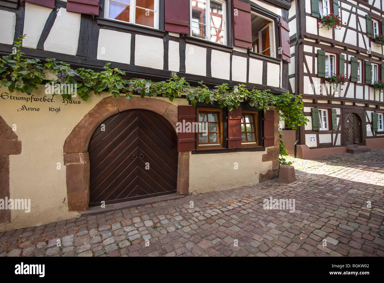 Fachwerkhäuser mit Wein, Stadt Schiltach, Schwarzwald, Kinzigtal Stockfoto