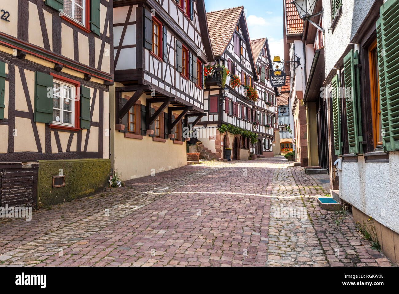 Stadt Schiltach, Schwarzwald, Deutschland, gepflasterten Weg, gesäumt von schönen Fachwerkhäusern Stockfoto