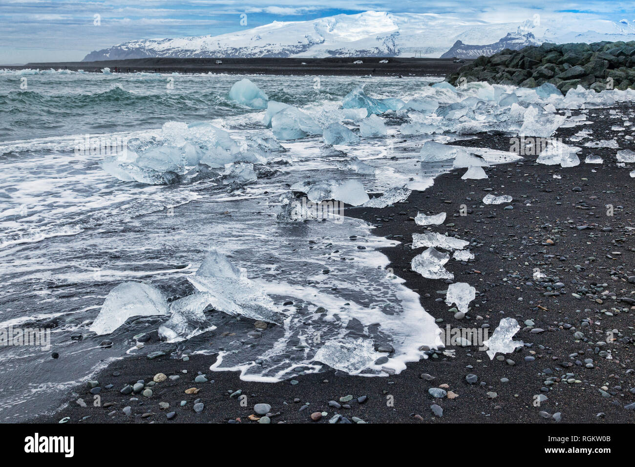 Diamond Beach, South Island, wo Eis aus der Gletscherlagune Jokulsarlon am schwarzen Sandstrand wäscht. Stockfoto