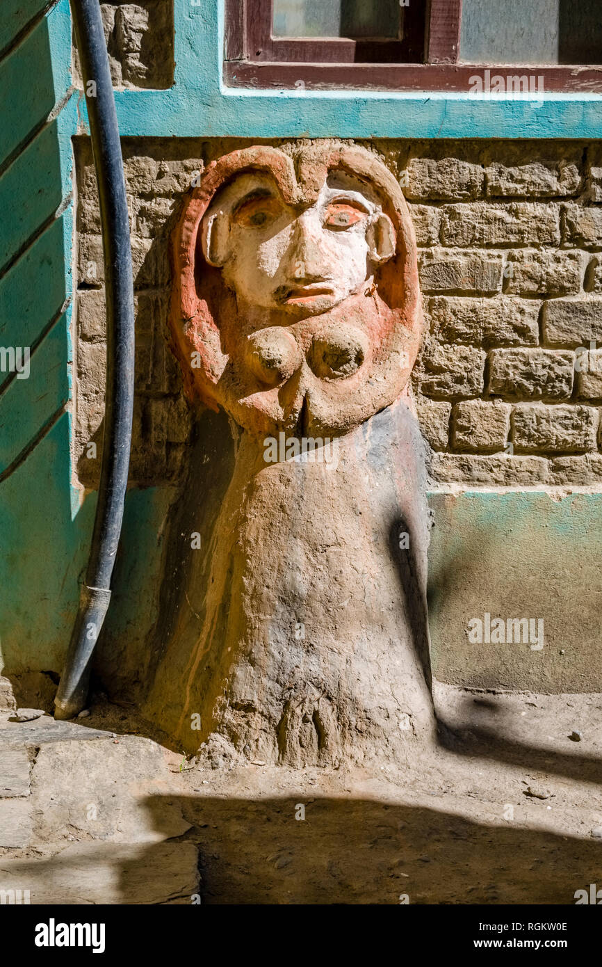 Statue des weiblichen Wächter Schutz der südlichen Eingang der Stadt im Kali Gandaki Tal Stockfoto