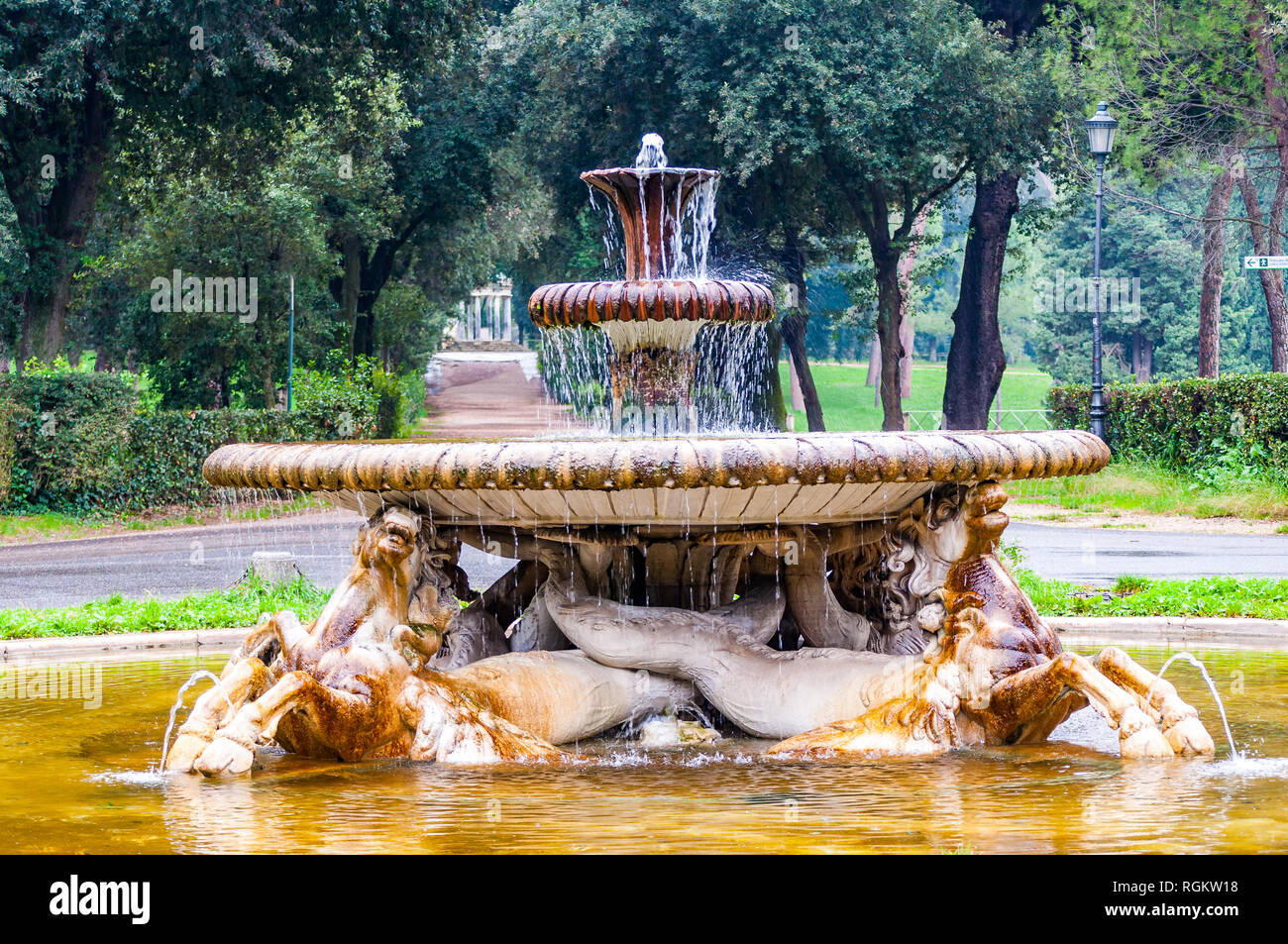 Rom, Italien, 19. November 2018: 18. Jahrhundert Fontana Dei Cavalli Marini steht in der Mitte eines runden Platz, der von Bäumen und Gehwege umgeben, Über Stockfoto