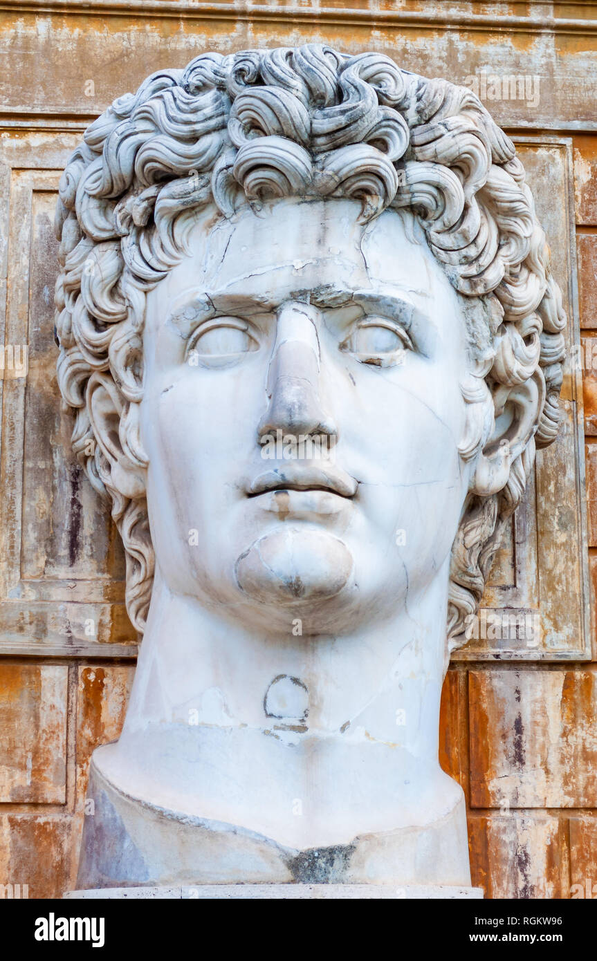 Vatikan, Rom, Italien, 16. November 2018: Nahaufnahme eines grossen Marmor Kopf Büste Statue von Julius Caesar im Vatikan Museum Garten, Rom, Italien. Courty Stockfoto