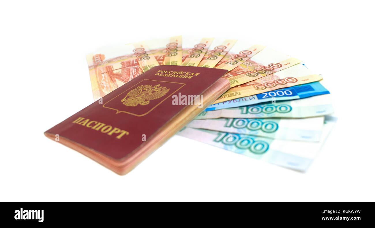 Russischer Reisepass mit Geld auf weißem Hintergrund. Russischer Rubel Banknote Bargeld. Soft Focus Stockfoto