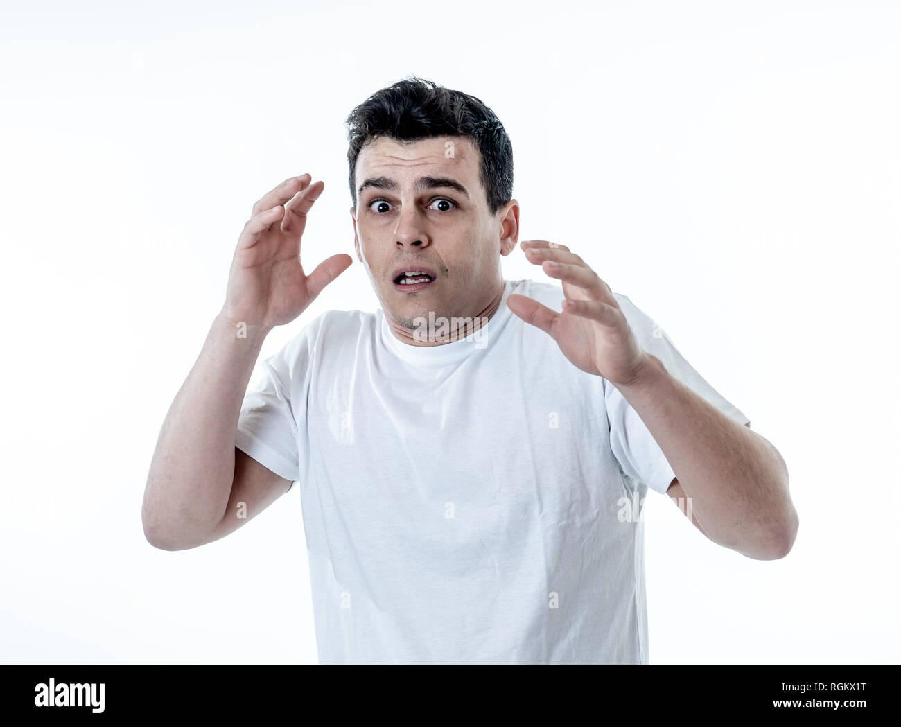 Portrait des jungen Mannes in Schock mit einem erschrockenen Gesichtsausdruck macht Angst Gesten, in den Menschen, die menschliche Emotionen, Gefühle und Horror Gesichtsbehandlung expressi Stockfoto