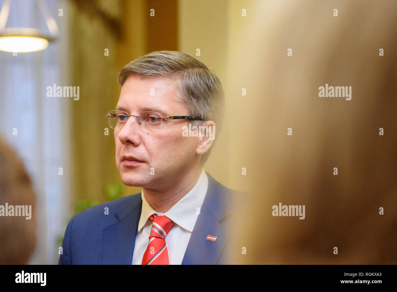 17.12.2018. RIGA, Lettland. Nils Usakovs, Bürgermeister der Stadt Riga Rat, während der Pressekonferenz, die nach Andris Ameriks, stellvertretender Bürgermeister von Riga Entscheidung für Demis Stockfoto