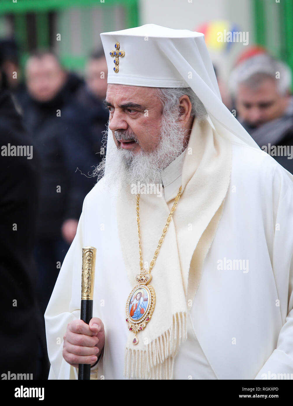 Priester nimmt die beichte -Fotos und -Bildmaterial in hoher Auflösung ...