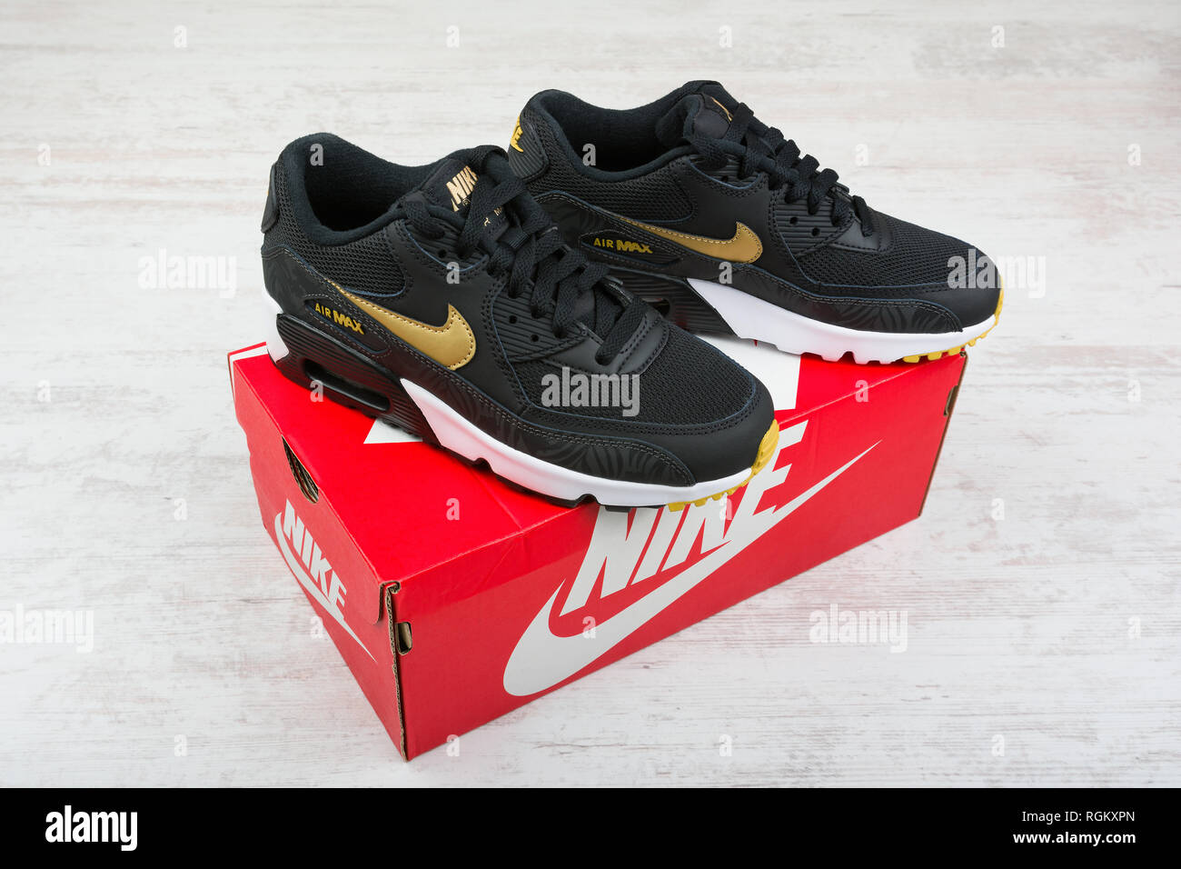 BURGAS, Bulgarien - 30. Dezember 2016: Nike Air MAX Schuhe - Sneaker in  schwarz auf weißem Hintergrund aus Holz. Nike ist eine globale  Sportkleidung und Stockfotografie - Alamy