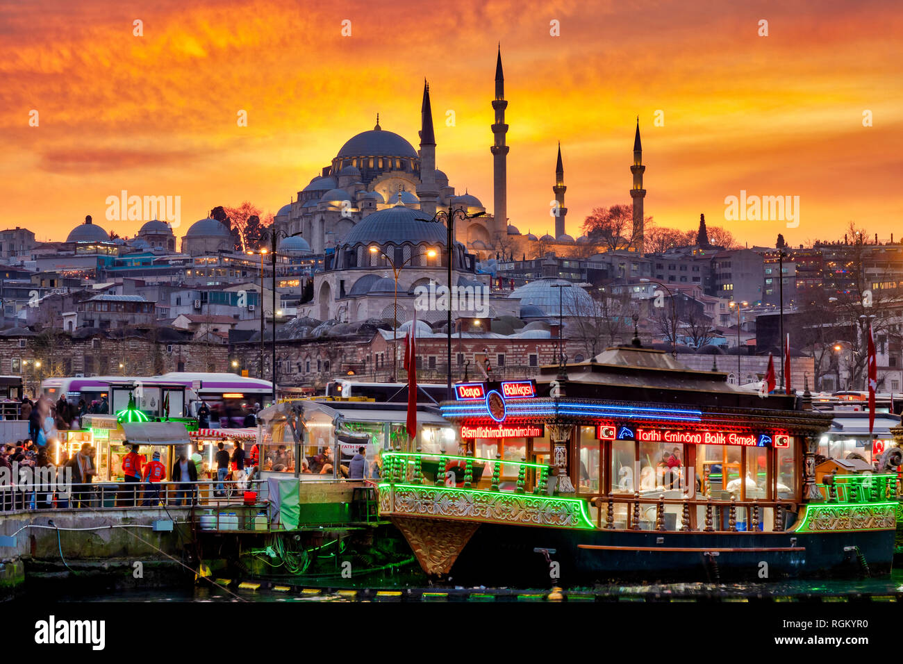 Fatih Bezirk mit der Süleymaniye Moschee und die eminönü Platz mit traditionellen Boote Verkauf der traditionellen Balik Ekmek (gegrillten Fisch Sandwich) Stockfoto