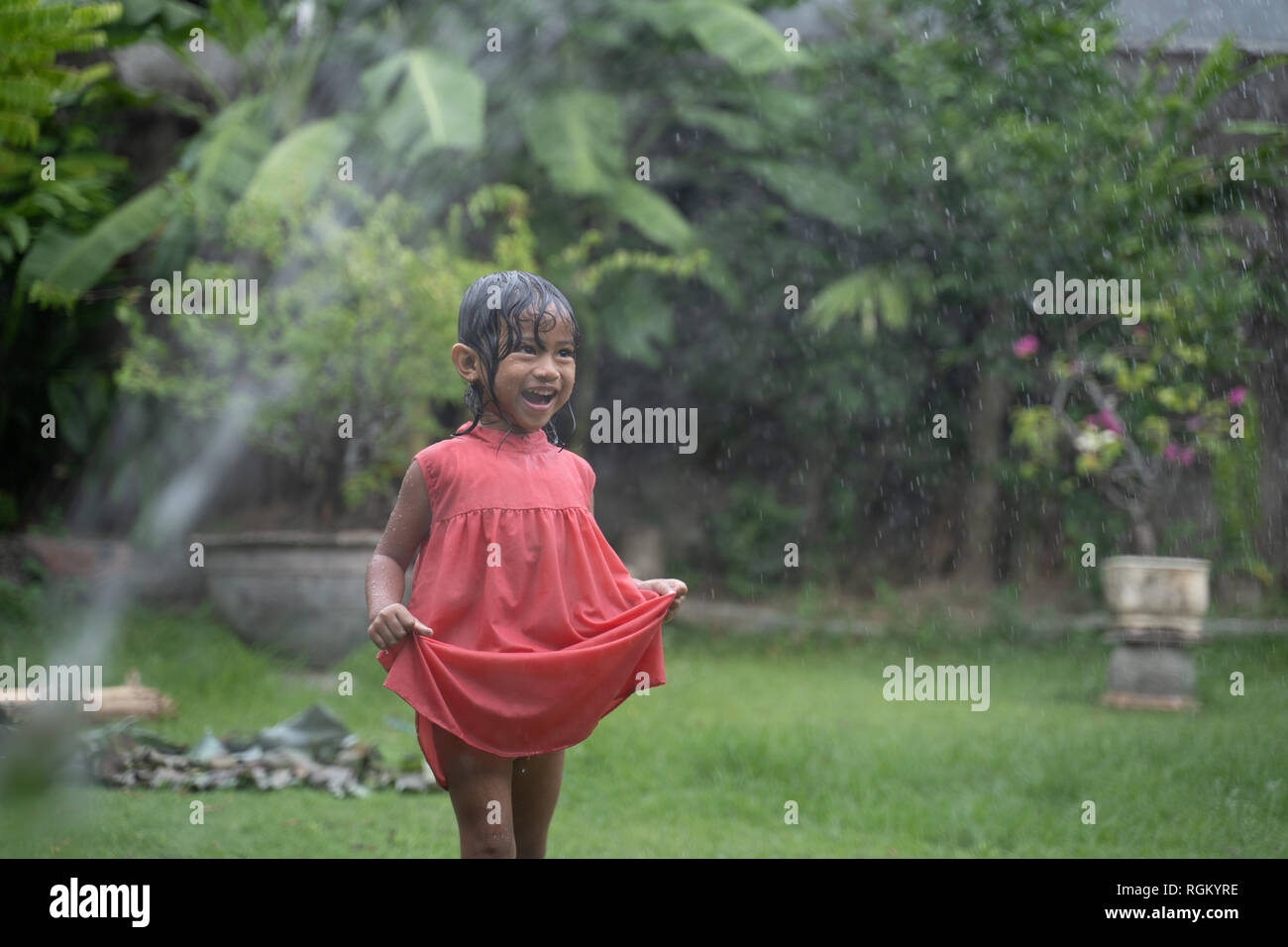 Kind Geniessen Spielen Mit Wasser Planschen Im Garten Stockfotografie Alamy