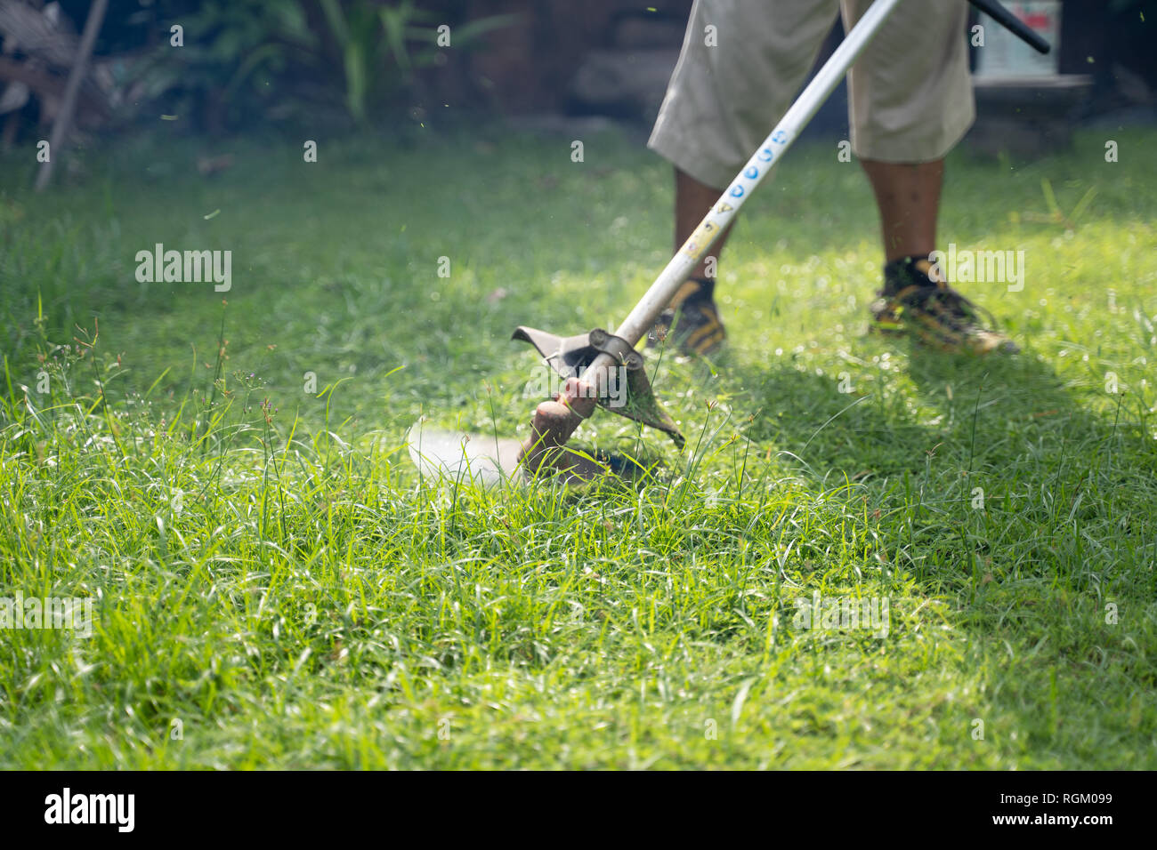 Man mähen seinen Garten Stockfoto