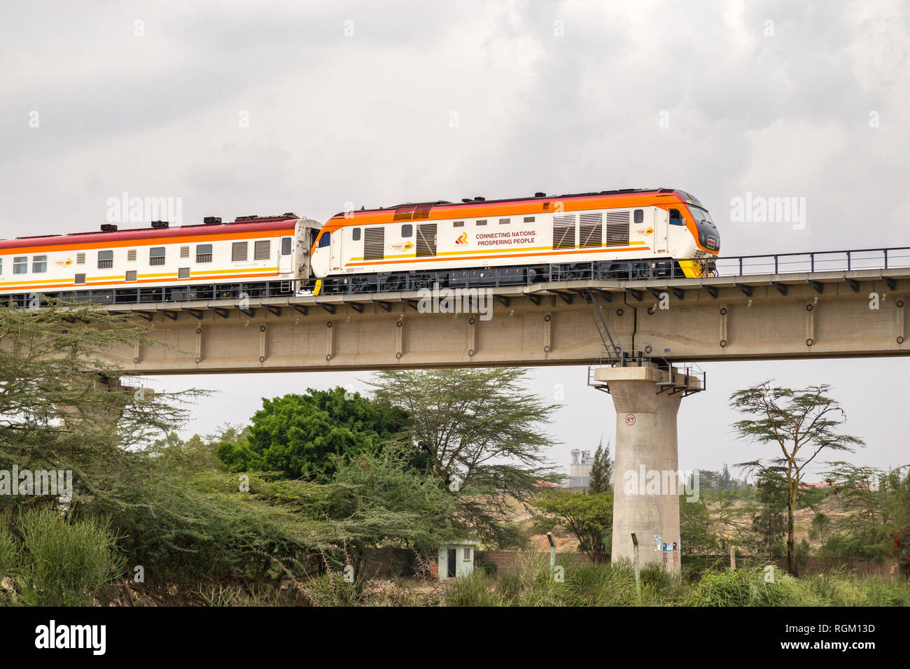 Der madaraka Express Passenger Service Zug auf einem Viadukt Abschnitt von Nairobi nach Mombasa Standard Gauge Railway SGR, Athi, Kenia Reisen Stockfoto