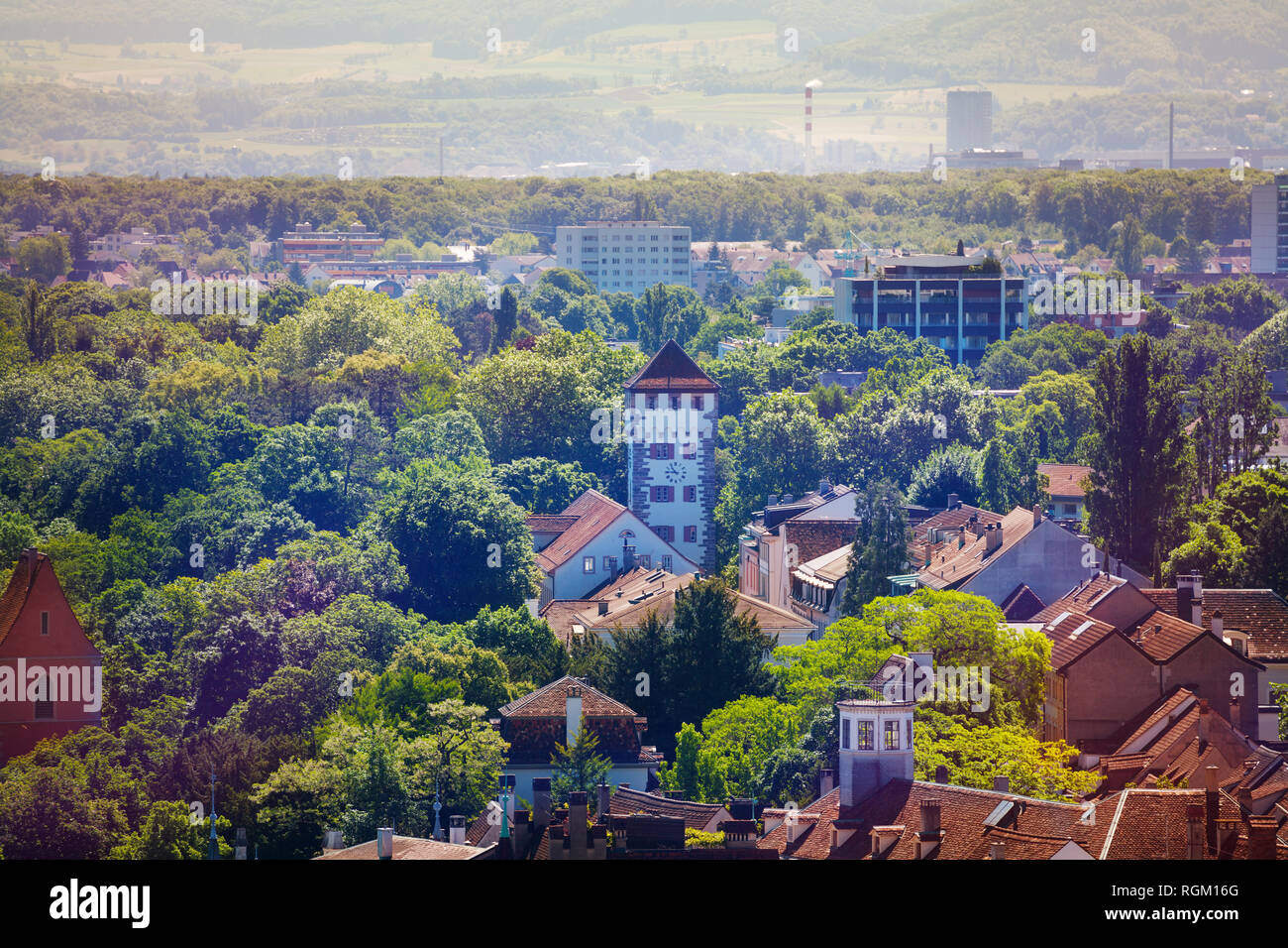 Malerische Aussicht auf Basel Stadt mit St. Alban Tor Stockfoto