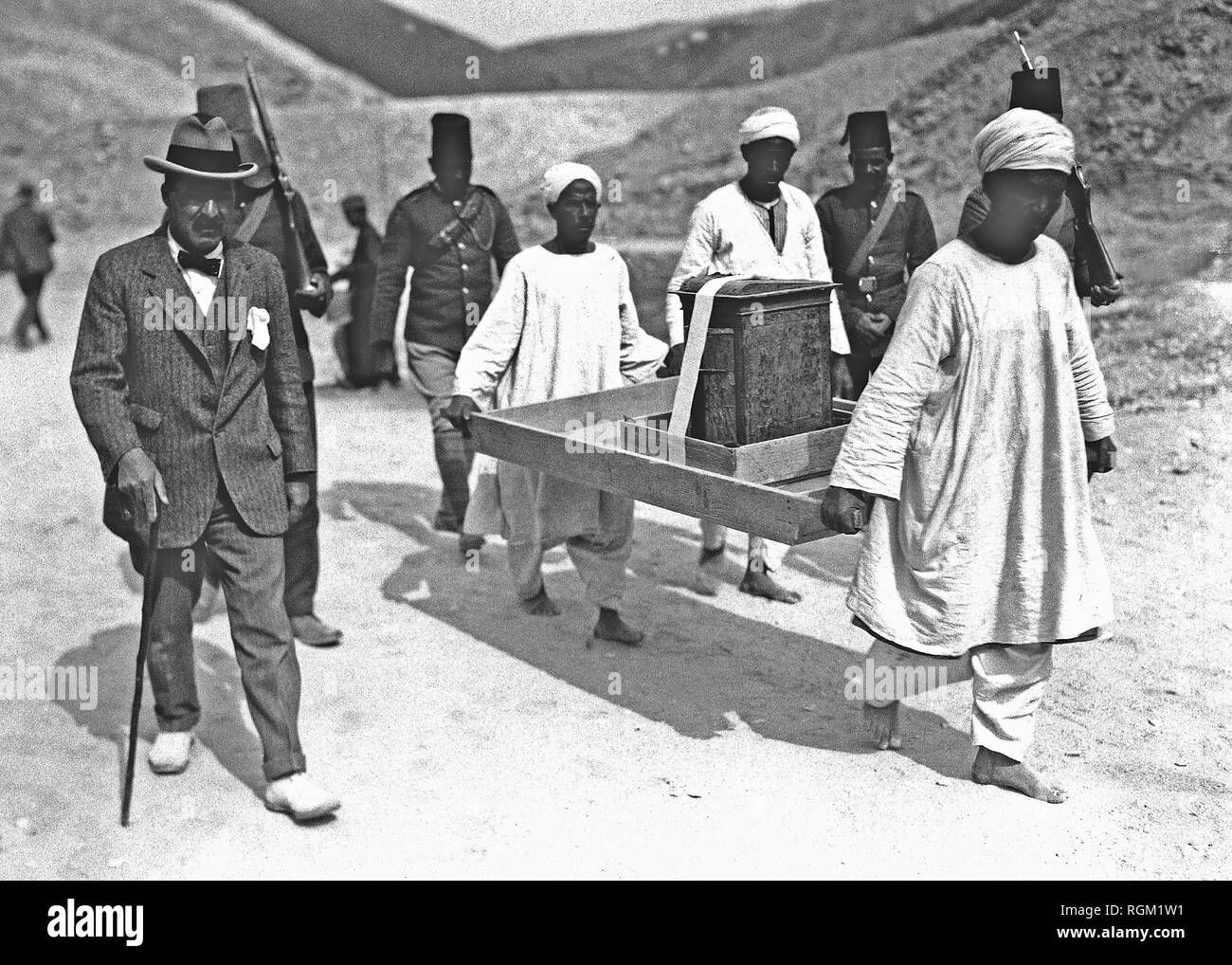 Howard Carter das Grab des Tutanchamun im Tal der Könige Luxor entdeckt als Elemente aus dem Grab entfernt wurden. Von Bildmaterial in den Archiven der Presse Portrait Service gescannt - (ehemals Presse Portrait Bureau). Stockfoto