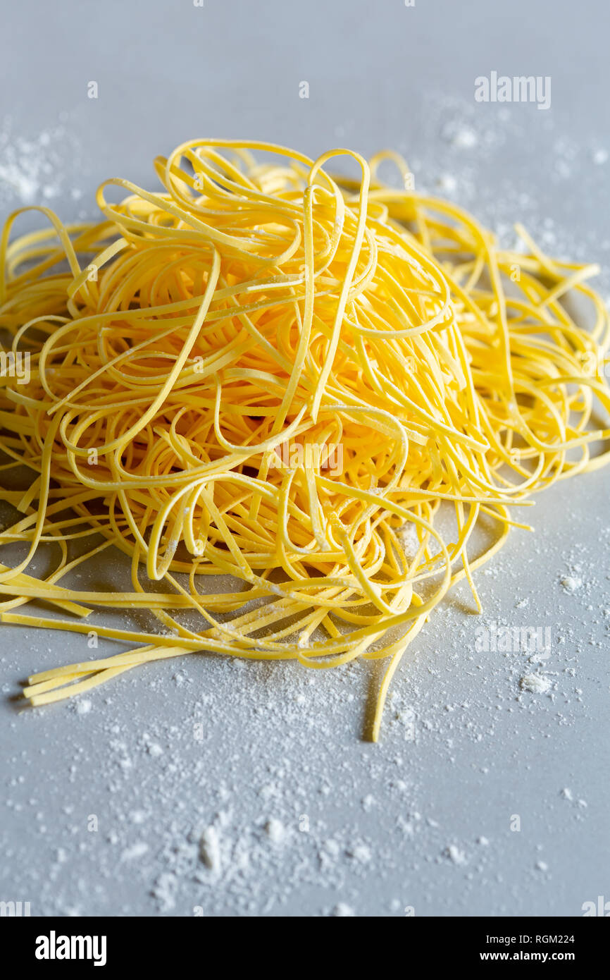 Nahaufnahme der rohen Tagliolini, Art der italienische Pasta Stockfoto