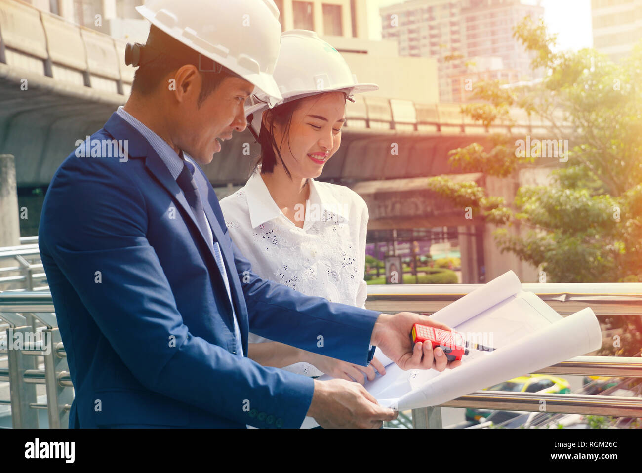 Ingenieur Team tragen Helm und Radio Kommunikation für Job Control auf der Baustelle arbeiten Stockfoto