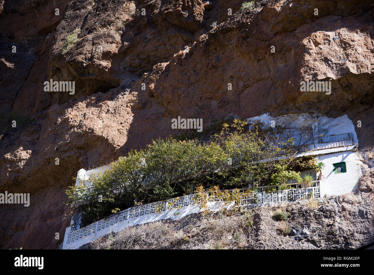 Cave Haus mit einem weißen Balkon in die Berge auf Gran Canaria, Spanien Stockfoto