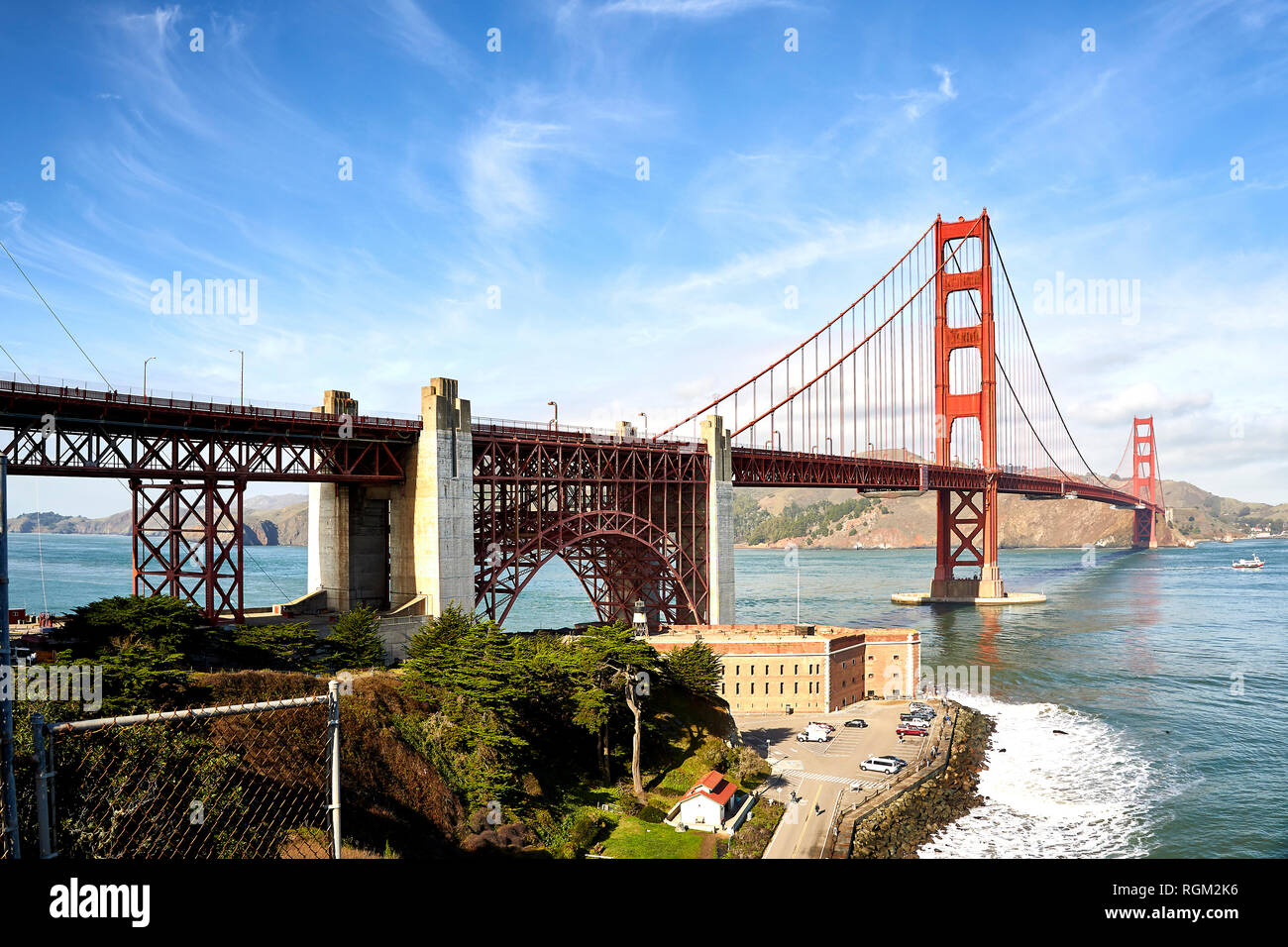 Atemberaubende Golden Gate Bridge San Francisco Ocean Küstenlinie blauer Himmel Stockfoto