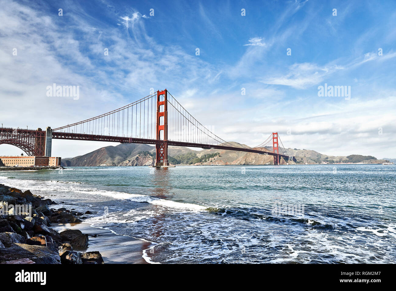 Atemberaubende Golden Gate Bridge San Francisco Ocean Küstenlinie blauer Himmel Stockfoto