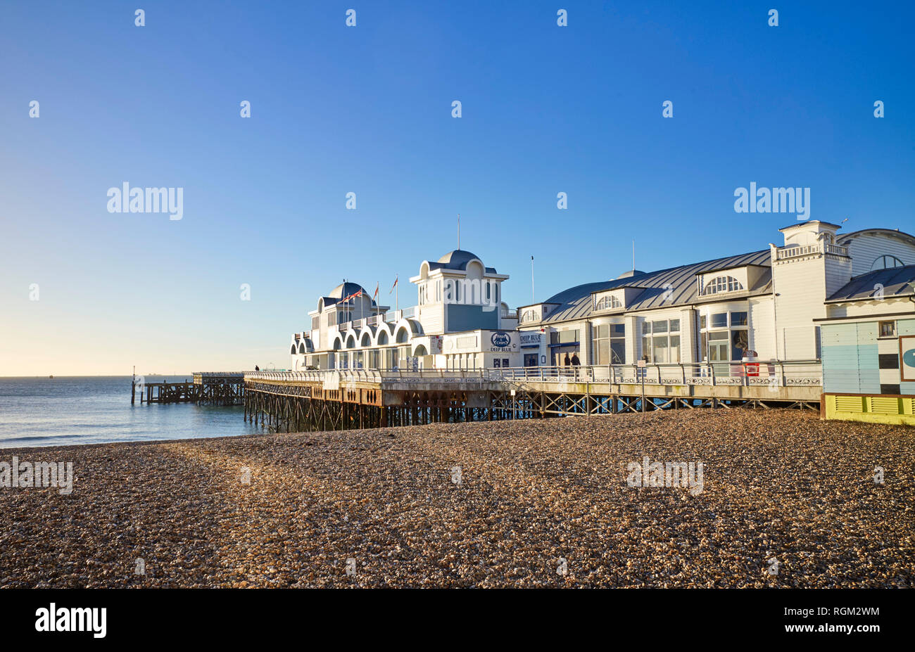 Die neu renovierten Southsea Pier gesehen vom Strand Stockfoto