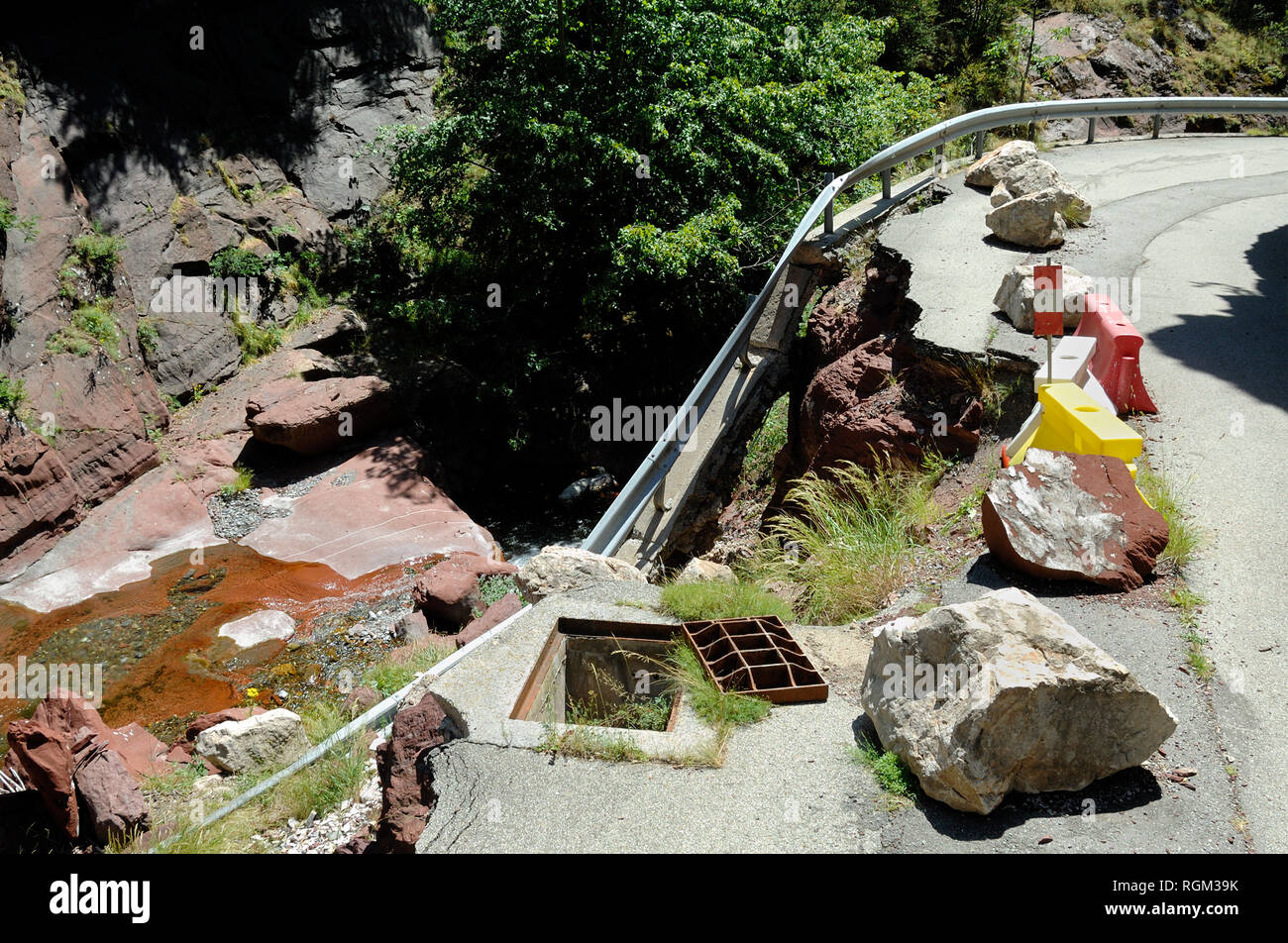 Rock Fallen, eingestürzt Straße oder gefährliche Mountain Road in der Cians, oder Schlucht Gorges du Cians, Alpes-Maritimes Frankreich Stockfoto