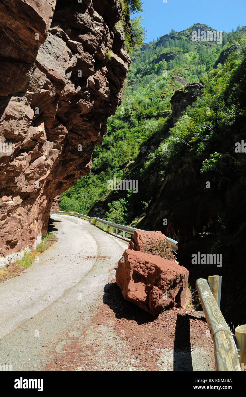 Rock Fallen, eingestürzt Straße oder gefährliche Mountain Road in der Cians, oder Schlucht Gorges du Cians, Alpes-Maritimes Frankreich Stockfoto