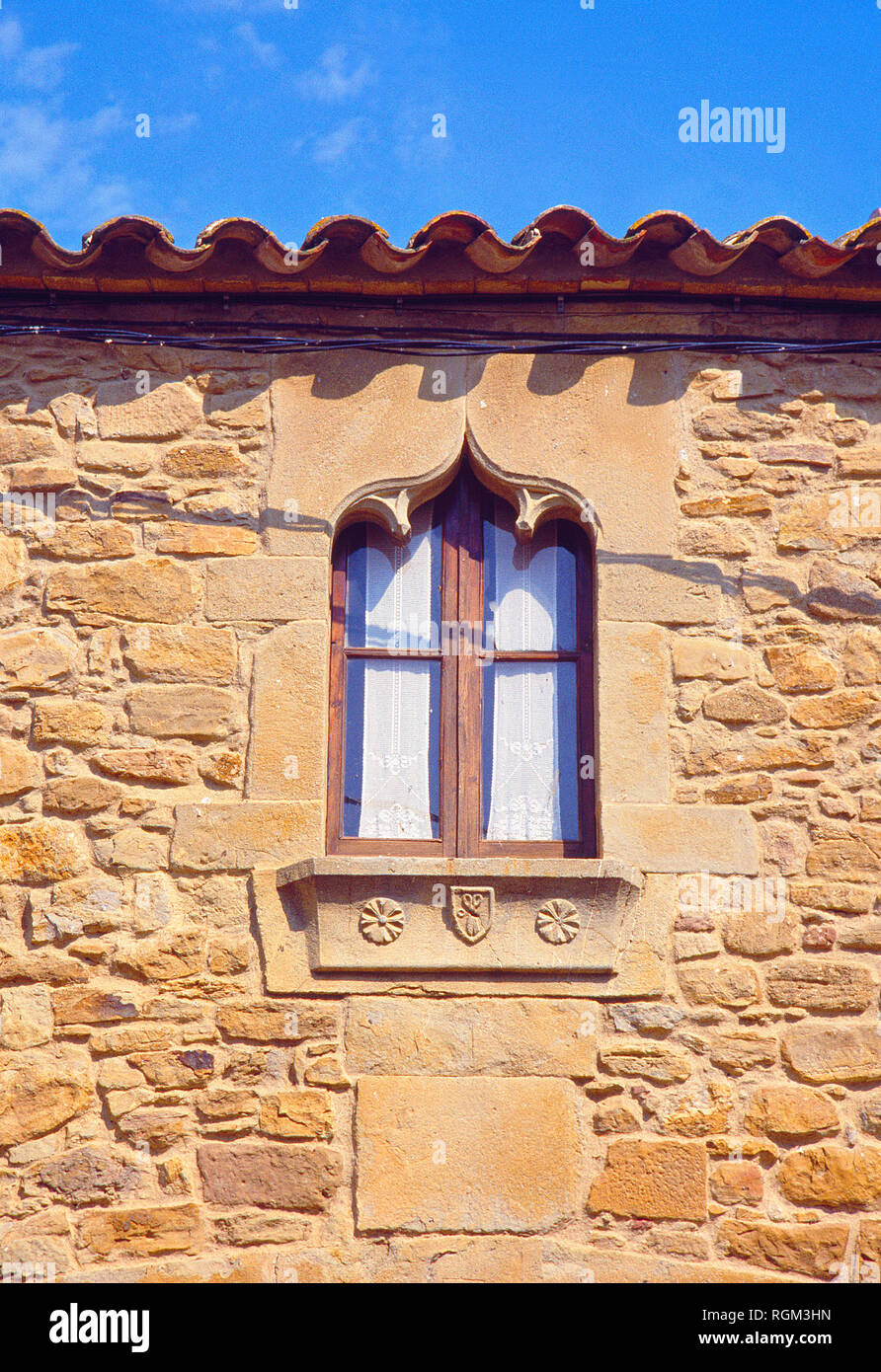 Mittelalterliche Fenster. Ullastret, Provinz Girona, Katalonien, Spanien. Stockfoto