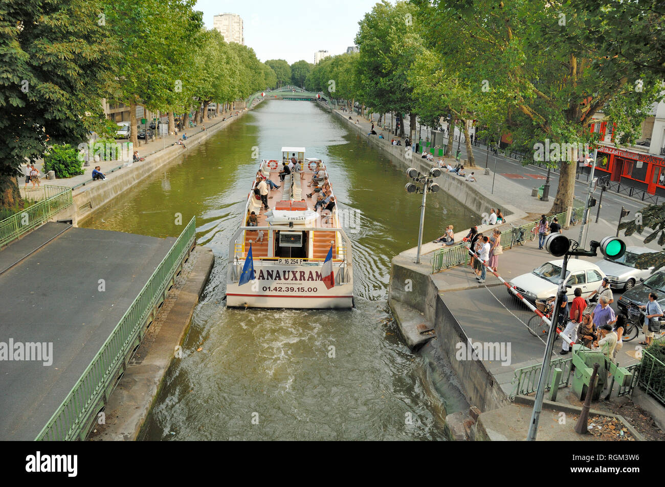 Passagier Kreuzer auf Canal Cruise, fließt durch eine Sperre auf Canal Saint-Martin in Paris Stockfoto